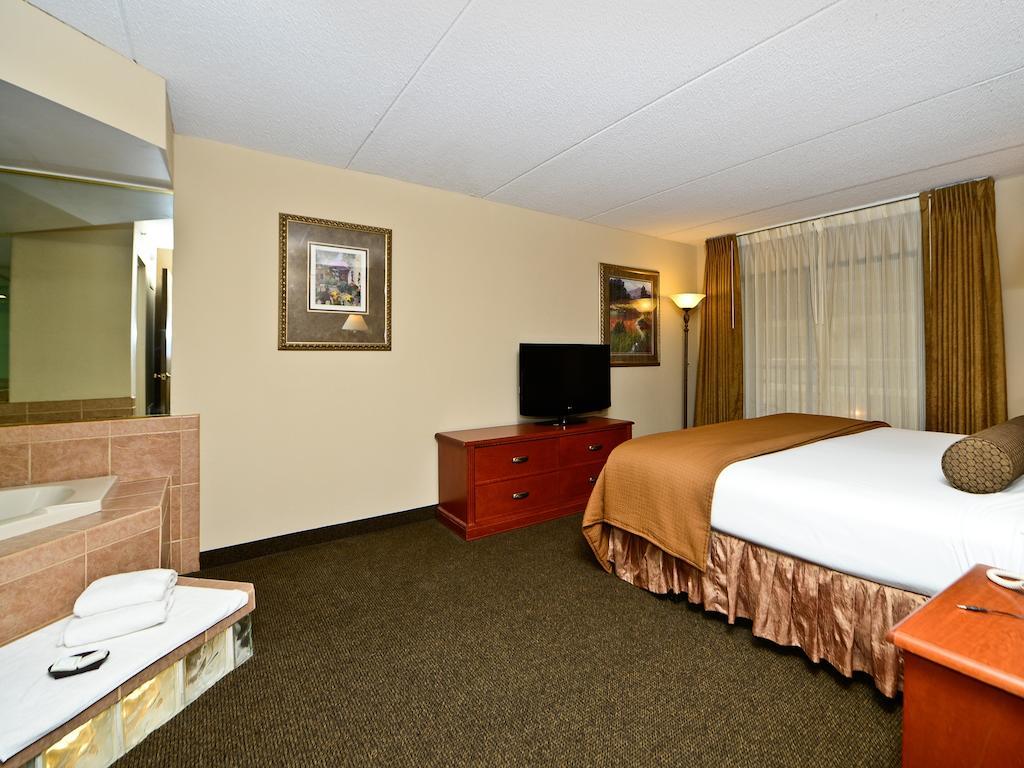 Ramada By Wyndham Plymouth Hotel & Conference Center Eksteriør billede