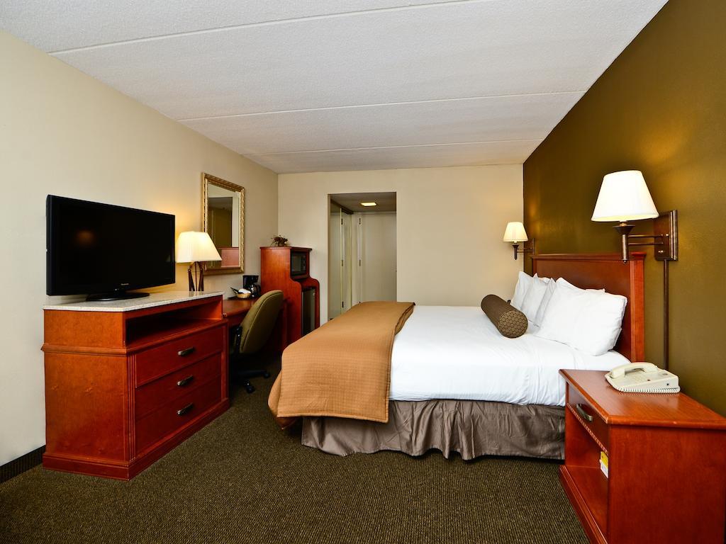 Ramada By Wyndham Plymouth Hotel & Conference Center Eksteriør billede