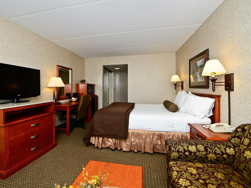 Ramada By Wyndham Plymouth Hotel & Conference Center Eksteriør billede