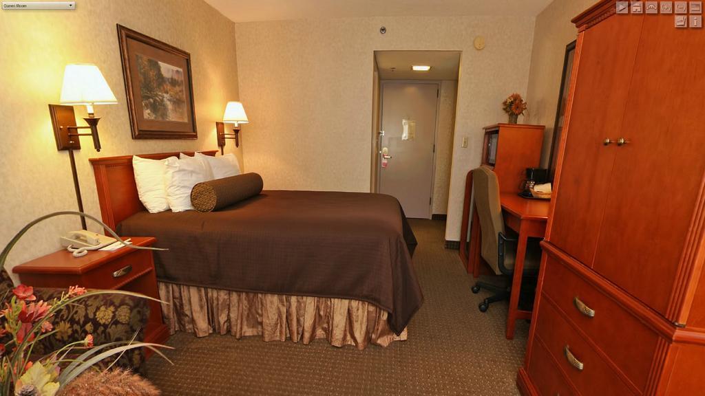 Ramada By Wyndham Plymouth Hotel & Conference Center Eksteriør billede