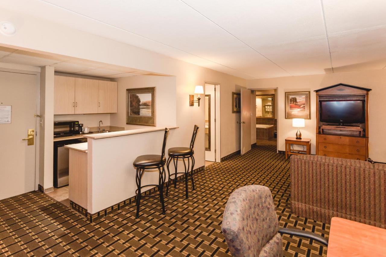Ramada By Wyndham Plymouth Hotel & Conference Center Eksteriør billede